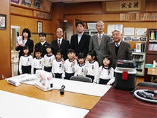 ��c���w�Z�֔��i�񑡂̗l�q