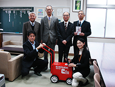 �_�c���w�Z�֔��i�񑡂̗l�q