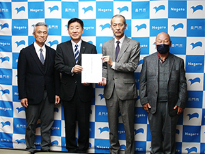 �]���s���ւ̐Ő��񌾂̗l�q