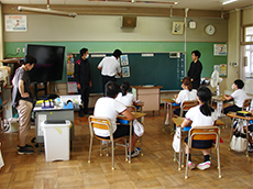 �N����E�d�ŋ����̗l�q