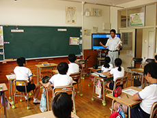 �N����E�d�ŋ����̗l�q