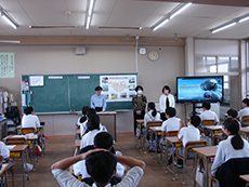 �N����E�d�ŋ����̗l�q