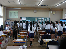 �N����E�d�ŋ����̗l�q